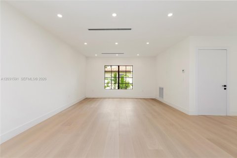 House in Coral Gables, Florida 3 bedrooms, 144.46 sq.m. № 2083604 - photo 19