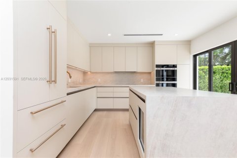 House in Coral Gables, Florida 3 bedrooms, 144.46 sq.m. № 2083604 - photo 14
