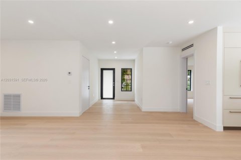 House in Coral Gables, Florida 3 bedrooms, 144.46 sq.m. № 2083604 - photo 6