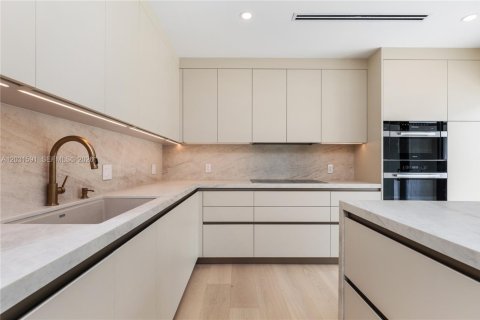 House in Coral Gables, Florida 3 bedrooms, 144.46 sq.m. № 2083604 - photo 10
