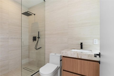 House in Coral Gables, Florida 3 bedrooms, 144.46 sq.m. № 2083604 - photo 25