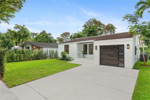 House in Coral Gables, Florida 3 bedrooms, 144.46 sq.m. № 2083604