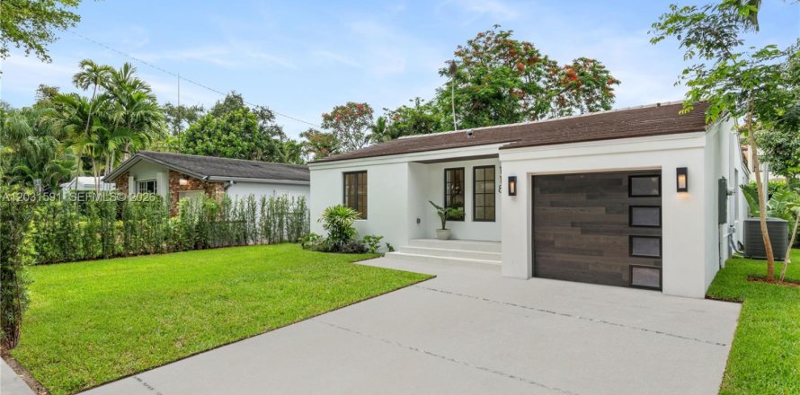 House in Coral Gables, Florida 3 bedrooms, 144.46 sq.m. № 2083604