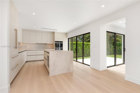 House in Coral Gables, Florida 3 bedrooms, 144.46 sq.m. № 2083604 - photo 16