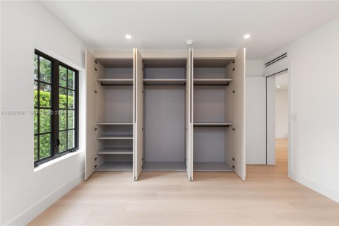 House in Coral Gables, Florida 3 bedrooms, 144.46 sq.m. № 2083604 - photo 23