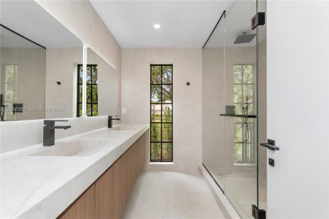 House in Coral Gables, Florida 3 bedrooms, 144.46 sq.m. № 2083604 - photo 30