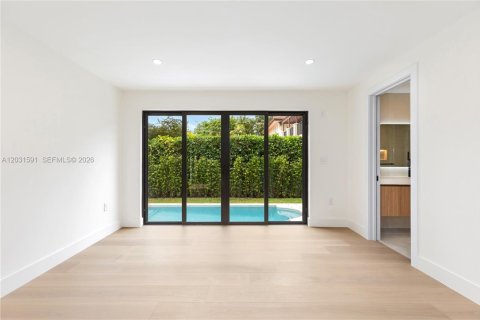House in Coral Gables, Florida 3 bedrooms, 144.46 sq.m. № 2083604 - photo 28