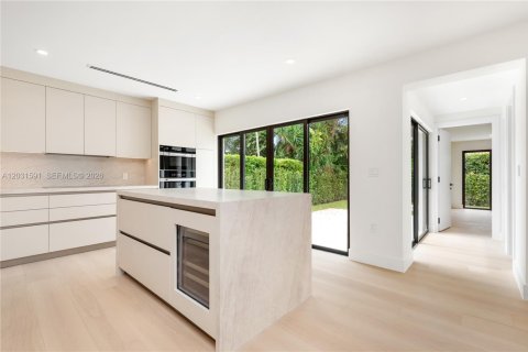 House in Coral Gables, Florida 3 bedrooms, 144.46 sq.m. № 2083604 - photo 7