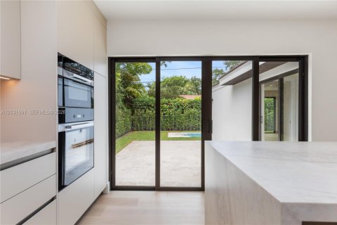 House in Coral Gables, Florida 3 bedrooms, 144.46 sq.m. № 2083604 - photo 13