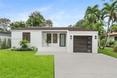 House in Coral Gables, Florida 3 bedrooms, 144.46 sq.m. № 2083604 - photo 2
