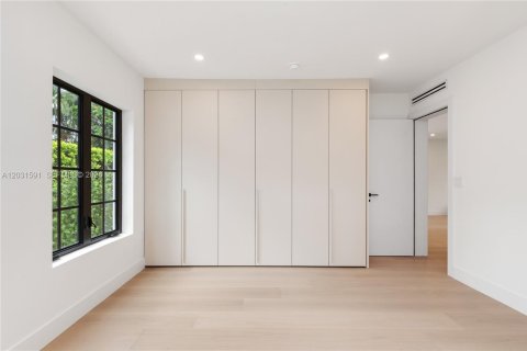 House in Coral Gables, Florida 3 bedrooms, 144.46 sq.m. № 2083604 - photo 24