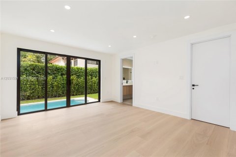 House in Coral Gables, Florida 3 bedrooms, 144.46 sq.m. № 2083604 - photo 27