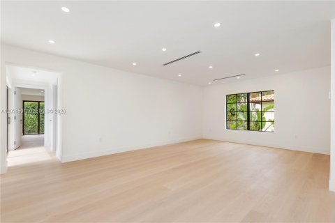 House in Coral Gables, Florida 3 bedrooms, 144.46 sq.m. № 2083604 - photo 18
