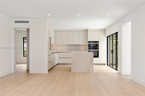 House in Coral Gables, Florida 3 bedrooms, 144.46 sq.m. № 2083604 - photo 8