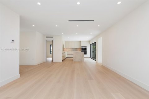 House in Coral Gables, Florida 3 bedrooms, 144.46 sq.m. № 2083604 - photo 20