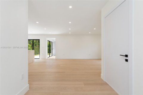 House in Coral Gables, Florida 3 bedrooms, 144.46 sq.m. № 2083604 - photo 4