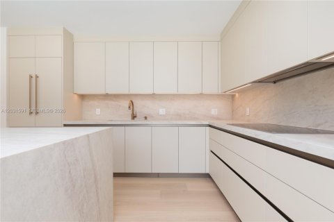 House in Coral Gables, Florida 3 bedrooms, 144.46 sq.m. № 2083604 - photo 15
