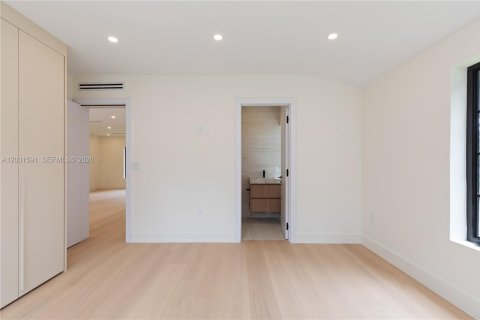 House in Coral Gables, Florida 3 bedrooms, 144.46 sq.m. № 2083604 - photo 22