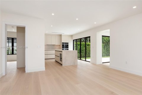 House in Coral Gables, Florida 3 bedrooms, 144.46 sq.m. № 2083604 - photo 9