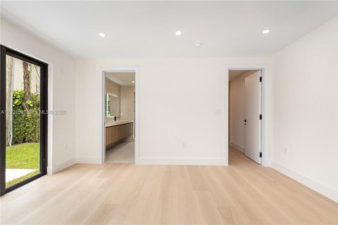 House in Coral Gables, Florida 3 bedrooms, 144.46 sq.m. № 2083604 - photo 29