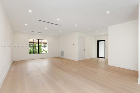 House in Coral Gables, Florida 3 bedrooms, 144.46 sq.m. № 2083604 - photo 5