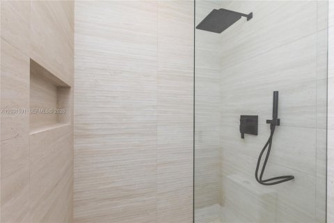 House in Coral Gables, Florida 3 bedrooms, 144.46 sq.m. № 2083604 - photo 26