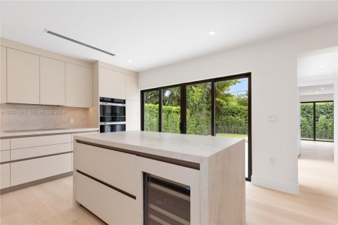 House in Coral Gables, Florida 3 bedrooms, 144.46 sq.m. № 2083604 - photo 12