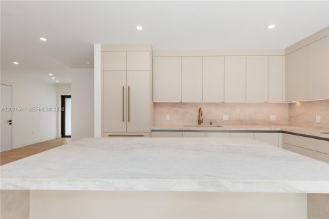 House in Coral Gables, Florida 3 bedrooms, 144.46 sq.m. № 2083604 - photo 11