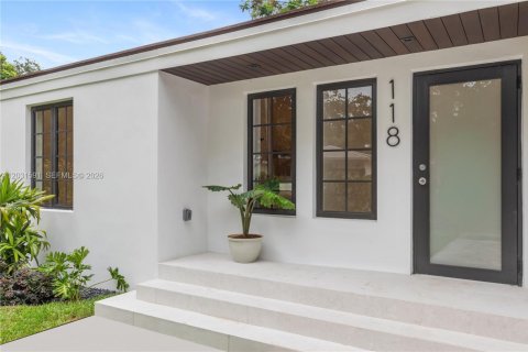 House in Coral Gables, Florida 3 bedrooms, 144.46 sq.m. № 2083604 - photo 3
