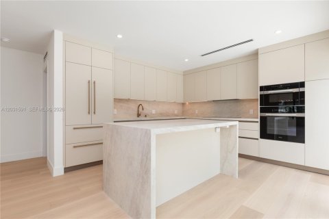 House in Coral Gables, Florida 3 bedrooms, 144.46 sq.m. № 2083604 - photo 17
