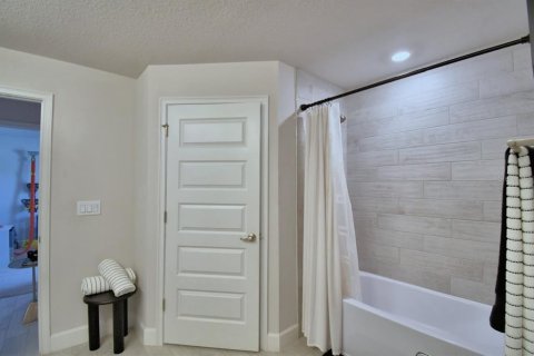 House in Auburndale, Florida 4 bedrooms, 204.38 sq.m. № 1908540 - photo 13