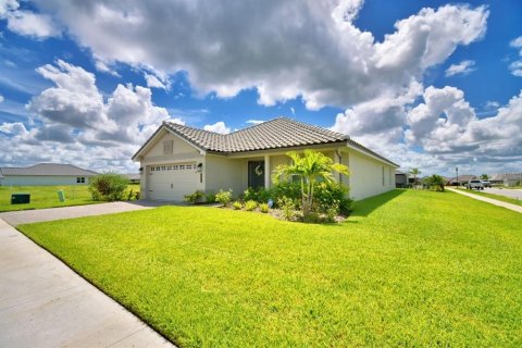 House in Auburndale, Florida 4 bedrooms, 204.38 sq.m. № 1908540 - photo 3
