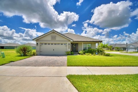 House in Auburndale, Florida 4 bedrooms, 204.38 sq.m. № 1908540 - photo 1