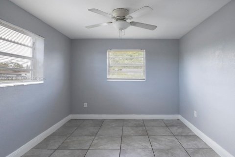 Villa ou maison à vendre à Miami, Floride: 3 chambres, 99.87 m2 № 2076057 - photo 12