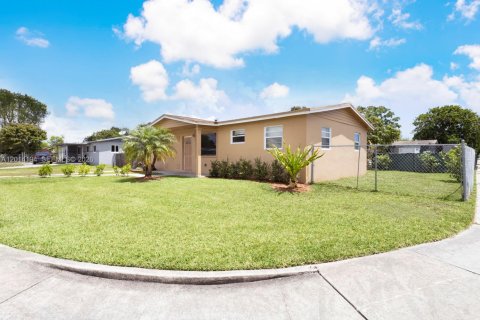 Villa ou maison à vendre à Miami, Floride: 3 chambres, 99.87 m2 № 2076057 - photo 3