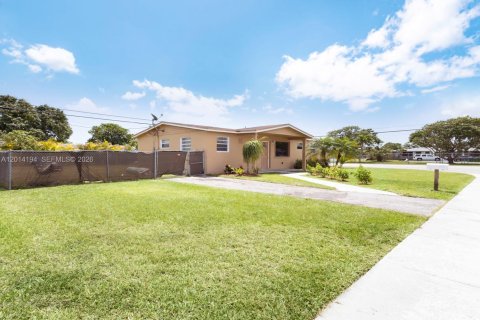 Villa ou maison à vendre à Miami, Floride: 3 chambres, 99.87 m2 № 2076057 - photo 2