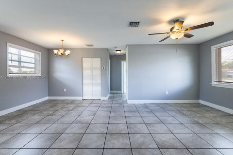Villa ou maison à vendre à Miami, Floride: 3 chambres, 99.87 m2 № 2076057 - photo 8