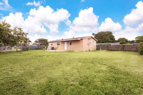 Villa ou maison à vendre à Miami, Floride: 3 chambres, 99.87 m2 № 2076057 - photo 15