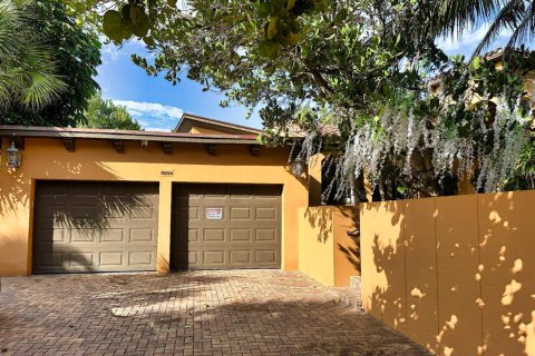 House in Hollywood, Florida 4 bedrooms, 319.03 sq.m. № 2083682 - photo 10