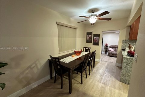 House in Miami, Florida 3 bedrooms, 141.21 sq.m. № 2035790 - photo 10