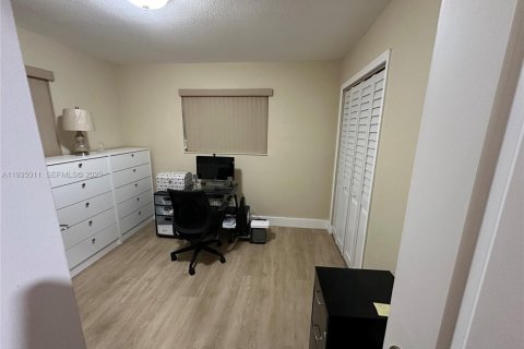 House in Miami, Florida 3 bedrooms, 141.21 sq.m. № 2035790 - photo 4