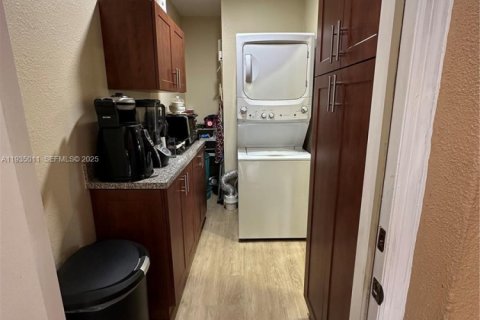 House in Miami, Florida 3 bedrooms, 141.21 sq.m. № 2035790 - photo 11