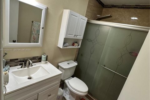 House in Miami, Florida 3 bedrooms, 141.21 sq.m. № 2035790 - photo 16