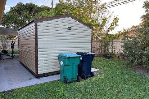 House in Miami, Florida 3 bedrooms, 141.21 sq.m. № 2035790 - photo 7