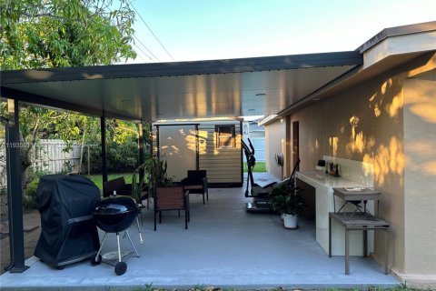 House in Miami, Florida 3 bedrooms, 141.21 sq.m. № 2035790 - photo 6