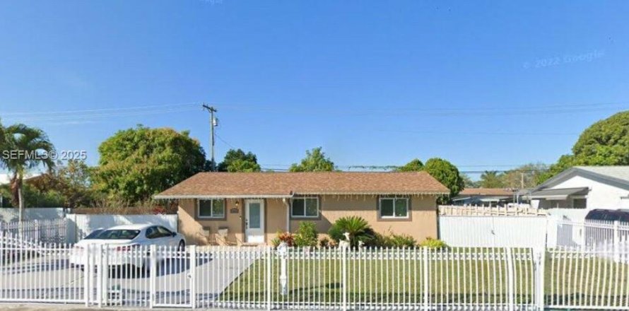 House in Miami, Florida 3 bedrooms, 141.21 sq.m. № 2035790