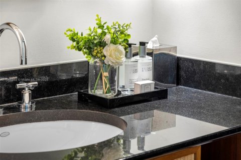 Condo in Miami Beach, Florida, 2 bedrooms  № 2022946 - photo 26