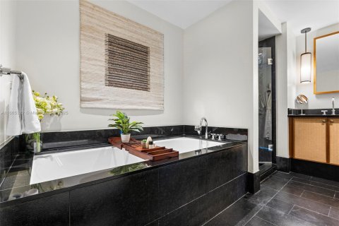 Condo in Miami Beach, Florida, 2 bedrooms  № 2022946 - photo 18