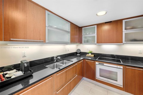 Condo in Miami Beach, Florida, 2 bedrooms  № 2022946 - photo 13