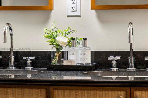 Condo in Miami Beach, Florida, 2 bedrooms  № 2022946 - photo 17